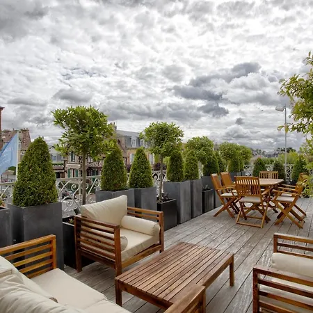 Luxurious 4 Bedroom Duplex, 200m From Place Morny