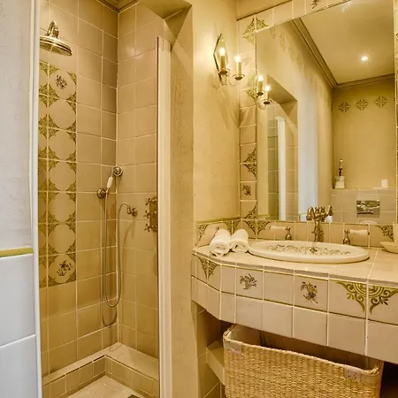 Luxurious 4 Bedroom Duplex, 200m From Place Morny Apartment *