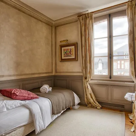 Luxurious 4 Bedroom Duplex, 200m From Place Morny *