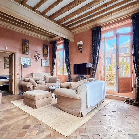 Luxurious 4 Bedroom Duplex, 200m From Place Morny