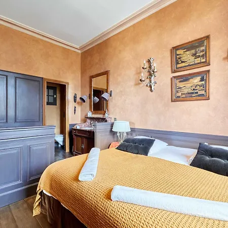 Luxurious 4 Bedroom Duplex, 200m From Place Morny Apartment *