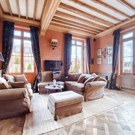 Luxurious 4 Bedroom Duplex, 200m From Place Morny *