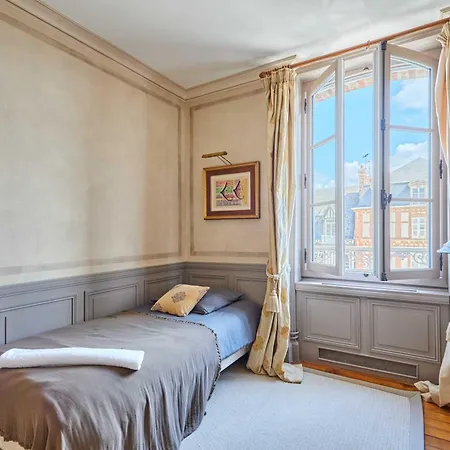 Luxurious 4 Bedroom Duplex, 200m From Place Morny Apartment