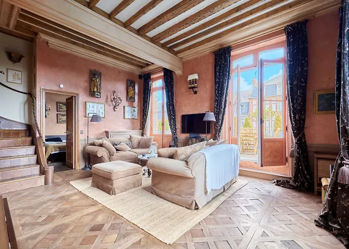 Luxurious 4 Bedroom Duplex, 200m From Place Morny