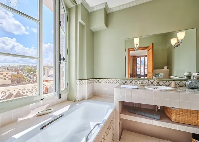 Luxurious 4 Bedroom Duplex, 200m From Place Morny *