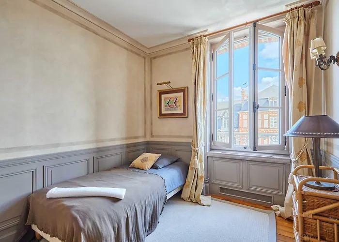 Luxurious 4 Bedroom Duplex, 200m From Place Morny Apartment