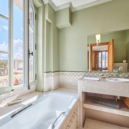 Luxurious 4 Bedroom Duplex, 200m From Place Morny *