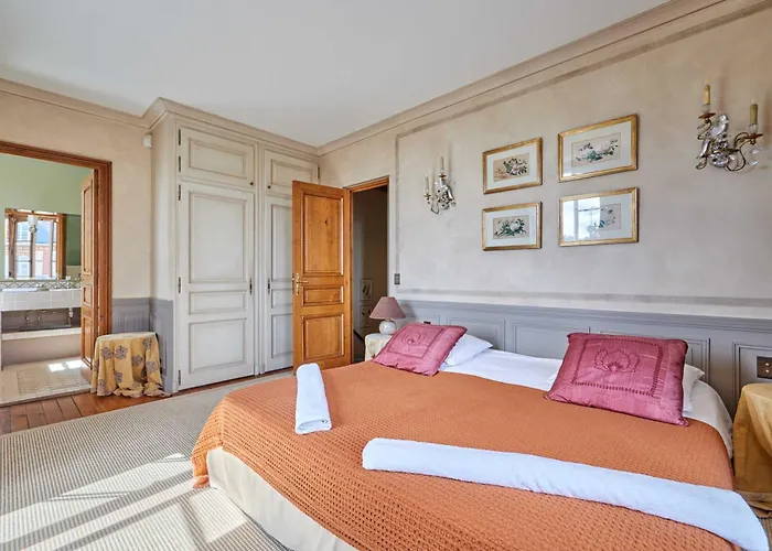 Apartmán Luxurious 4 Bedroom Duplex, 200m From Place Morny