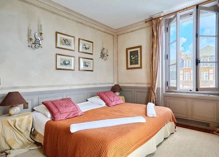 Luxurious 4 Bedroom Duplex, 200m From Place Morny * Deauville