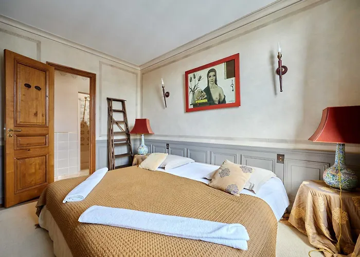 Apartmán Luxurious 4 Bedroom Duplex, 200m From Place Morny